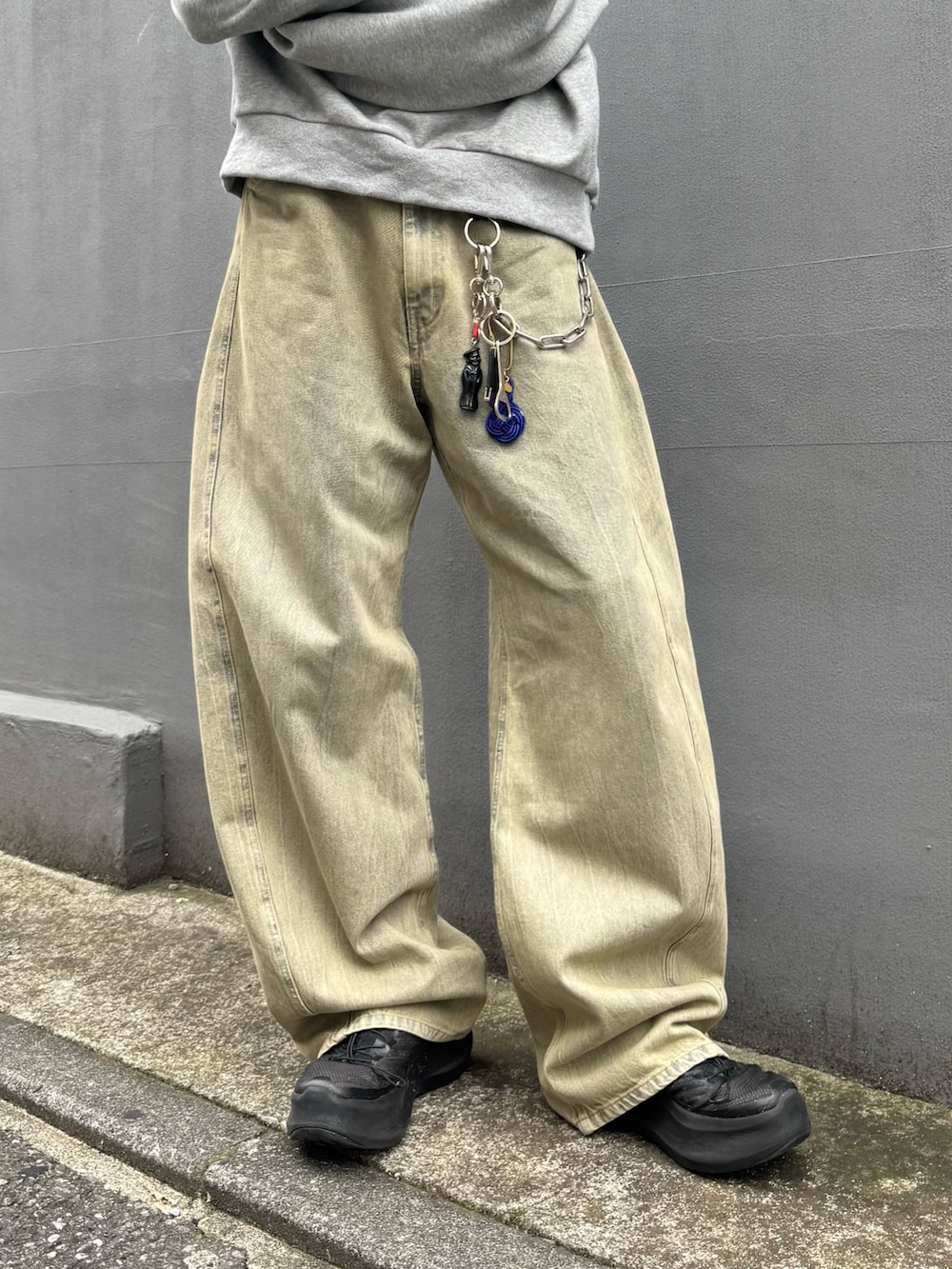 グレー系のTシャツ/カットソー、グリーン系のデニムパンツを着用したメンズの夏コーディネートの6枚目の写真