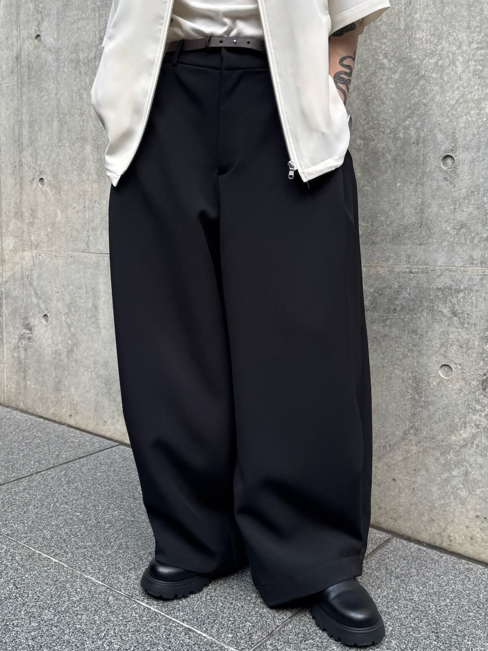 ホワイト系のシャツ/ブラウス、ブラック系のスラックス、ブラック系のその他シューズを着用したメンズの夏コーディネートの4枚目の写真