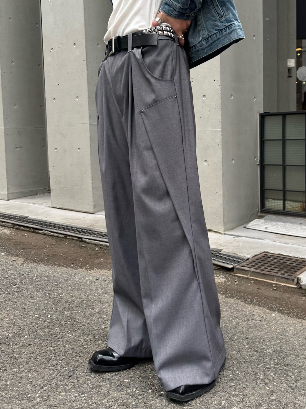 ブルー系のデニムジャケット、グレー系のスラックスを着用したメンズの秋コーディネートの7枚目の写真