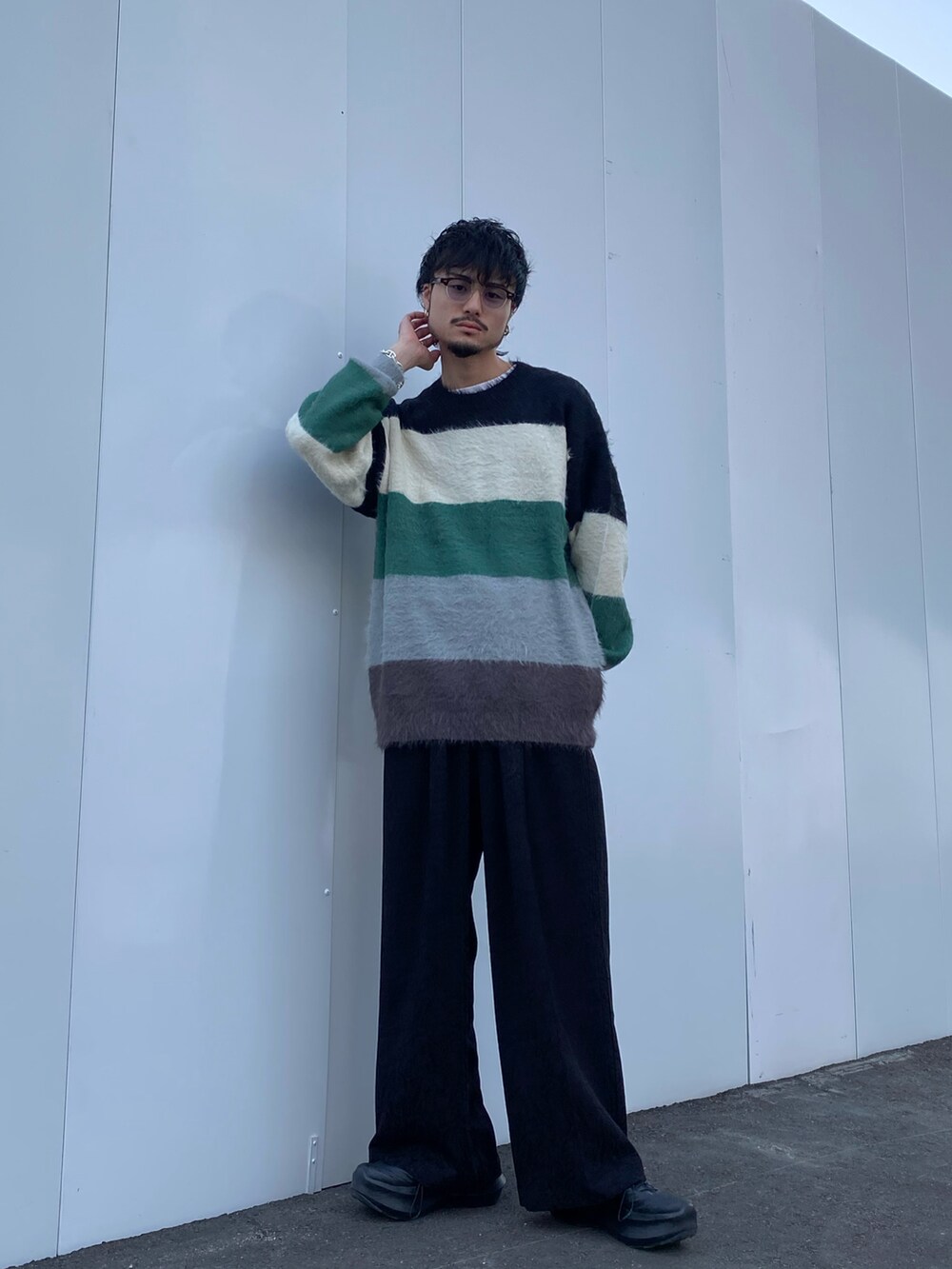 ブラック系のニット/セーター、ブラック系のその他パンツを着用したメンズの秋コーディネートの3枚目の写真