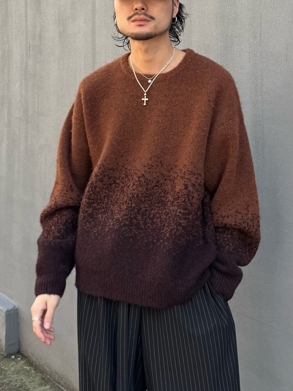 ブラウン系のニット/セーター、ブラック系のローファー、ブラック系のその他パンツを着用したメンズの冬コーディネートの5枚目の写真