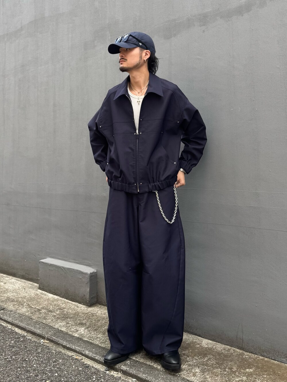 ブルー系のスラックス、ブルー系のブルゾン、シルバー系のウォレットチェーンを着用したメンズの秋コーディネートの2枚目の写真