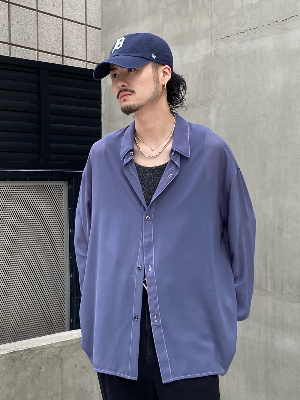 グレー系のシャツ/ブラウス、ブラック系のデニムパンツ、ブラック系のベルトを着用したメンズの春コーディネートの3枚目の写真