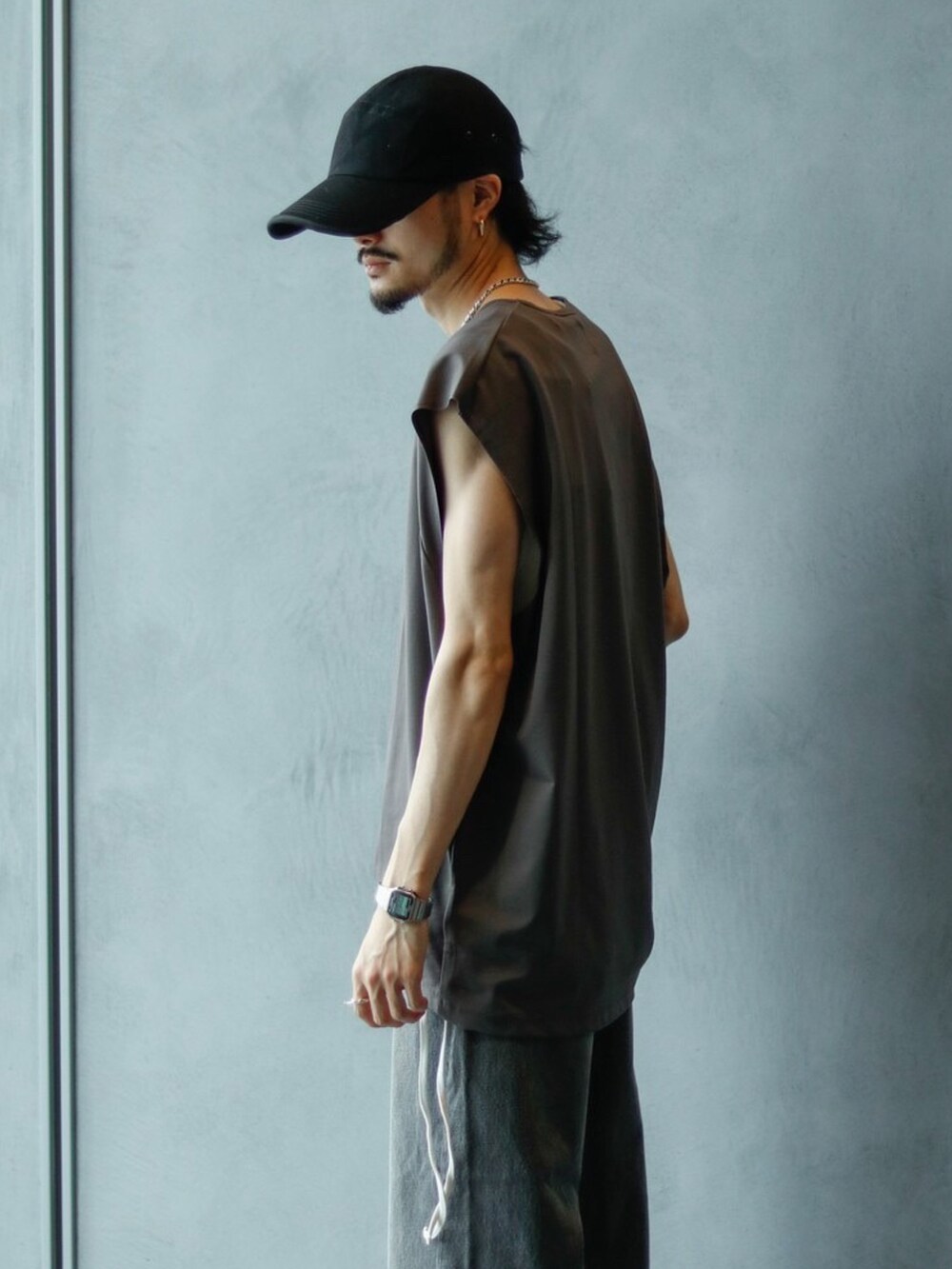 グレー系のTシャツ/カットソー、ホワイト系のタンクトップ、ブラック系のデニムパンツを着用したメンズの夏コーディネートの2枚目の写真