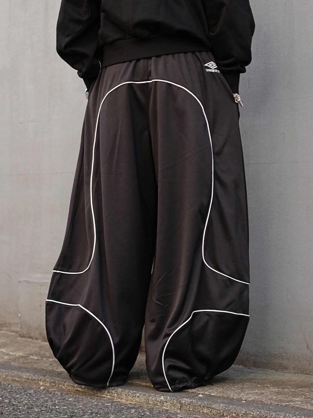 ブラック系のスウェット、ブラック系のその他パンツを着用したメンズの冬コーディネートの8枚目の写真