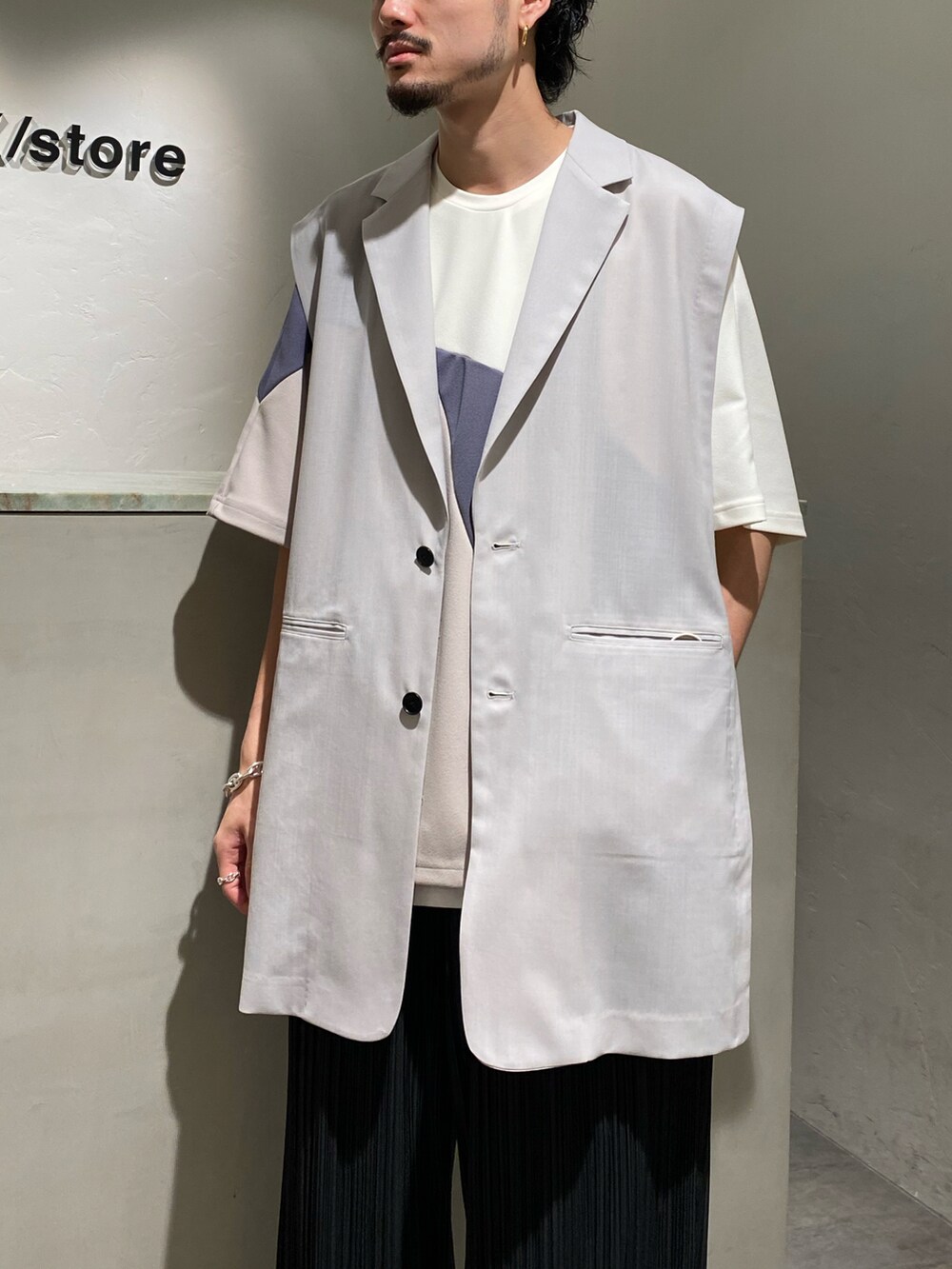 グレー系のベスト、ホワイト系のTシャツ/カットソー、ブラック系のその他パンツを着用したメンズの夏コーディネートの2枚目の写真