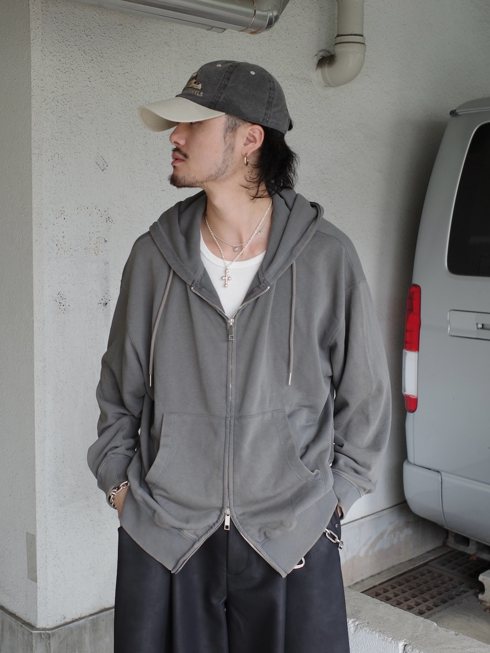 グレー系のパーカー、ブラック系のその他パンツを着用したメンズの秋コーディネートの4枚目の写真