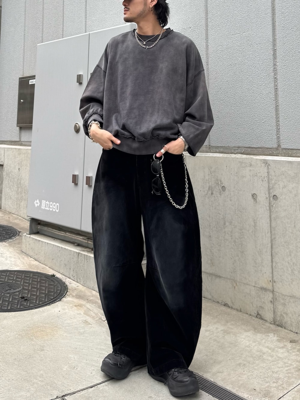 ブラック系のスウェット、ブラック系のデニムパンツ、シルバー系のウォレットチェーンを着用したメンズの春コーディネートの5枚目の写真