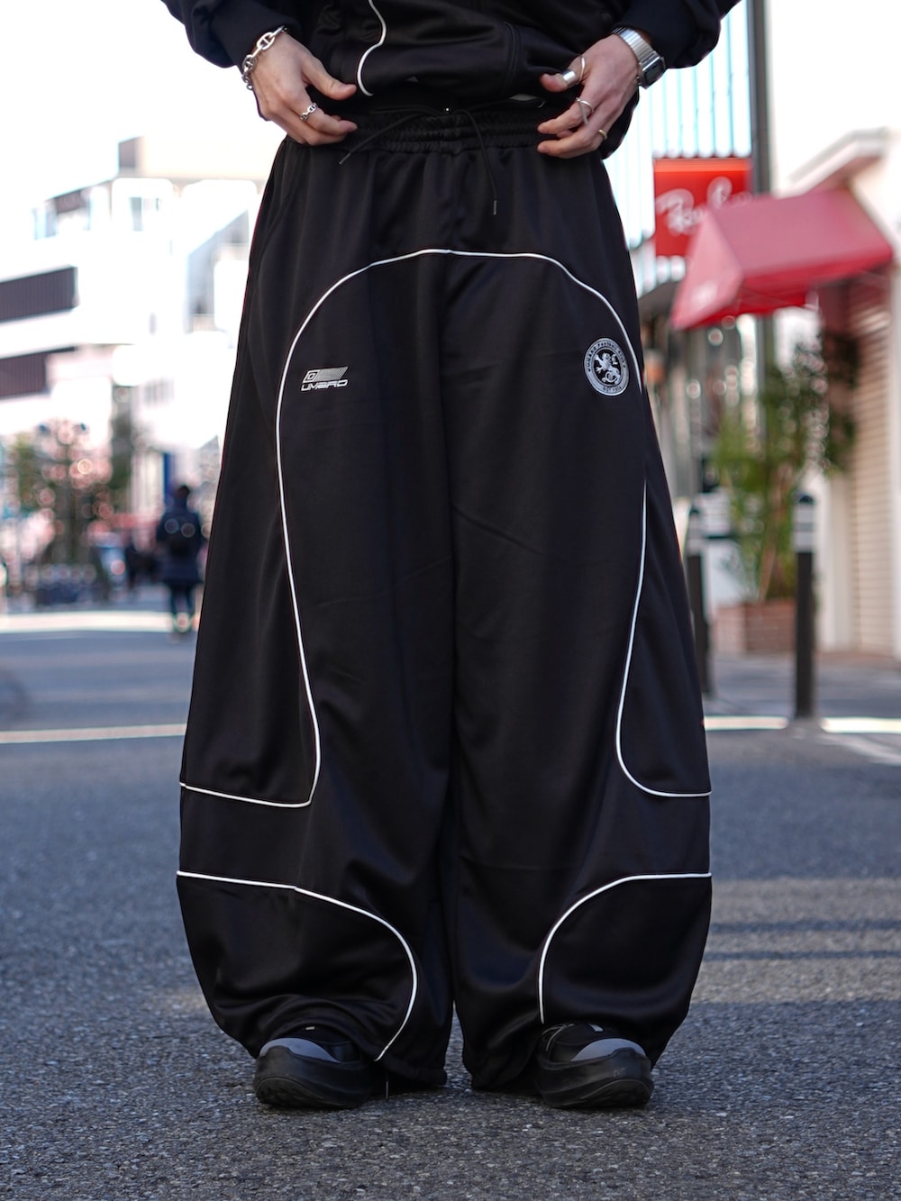 ブラック系のブルゾン、ブラック系のその他パンツを着用したメンズの冬コーディネートの8枚目の写真