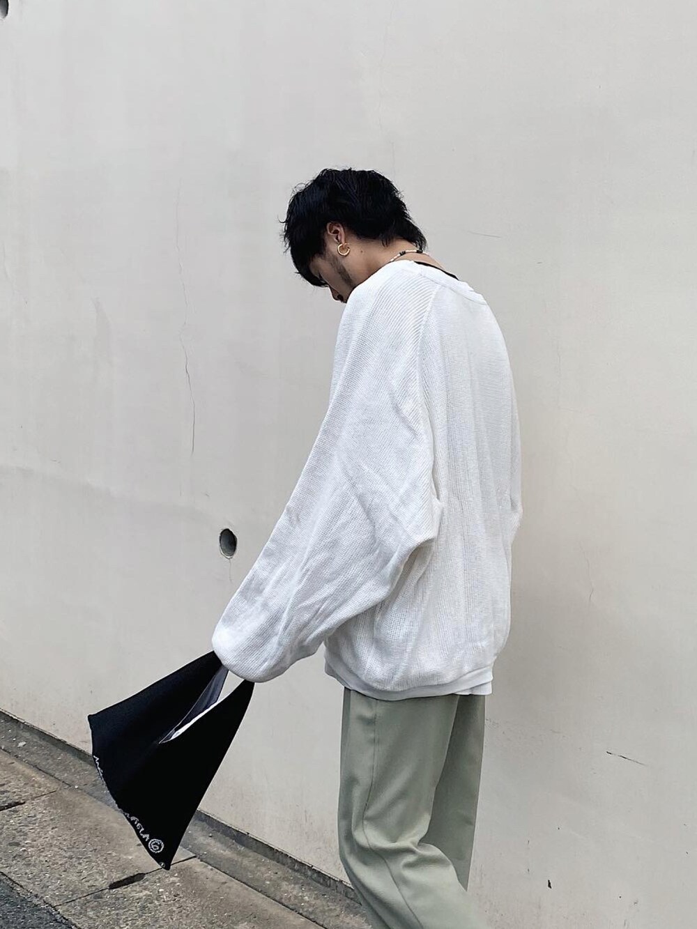 ホワイト系のTシャツ/カットソー、ブラック系のハンドバッグを着用したメンズの春コーディネートの4枚目の写真