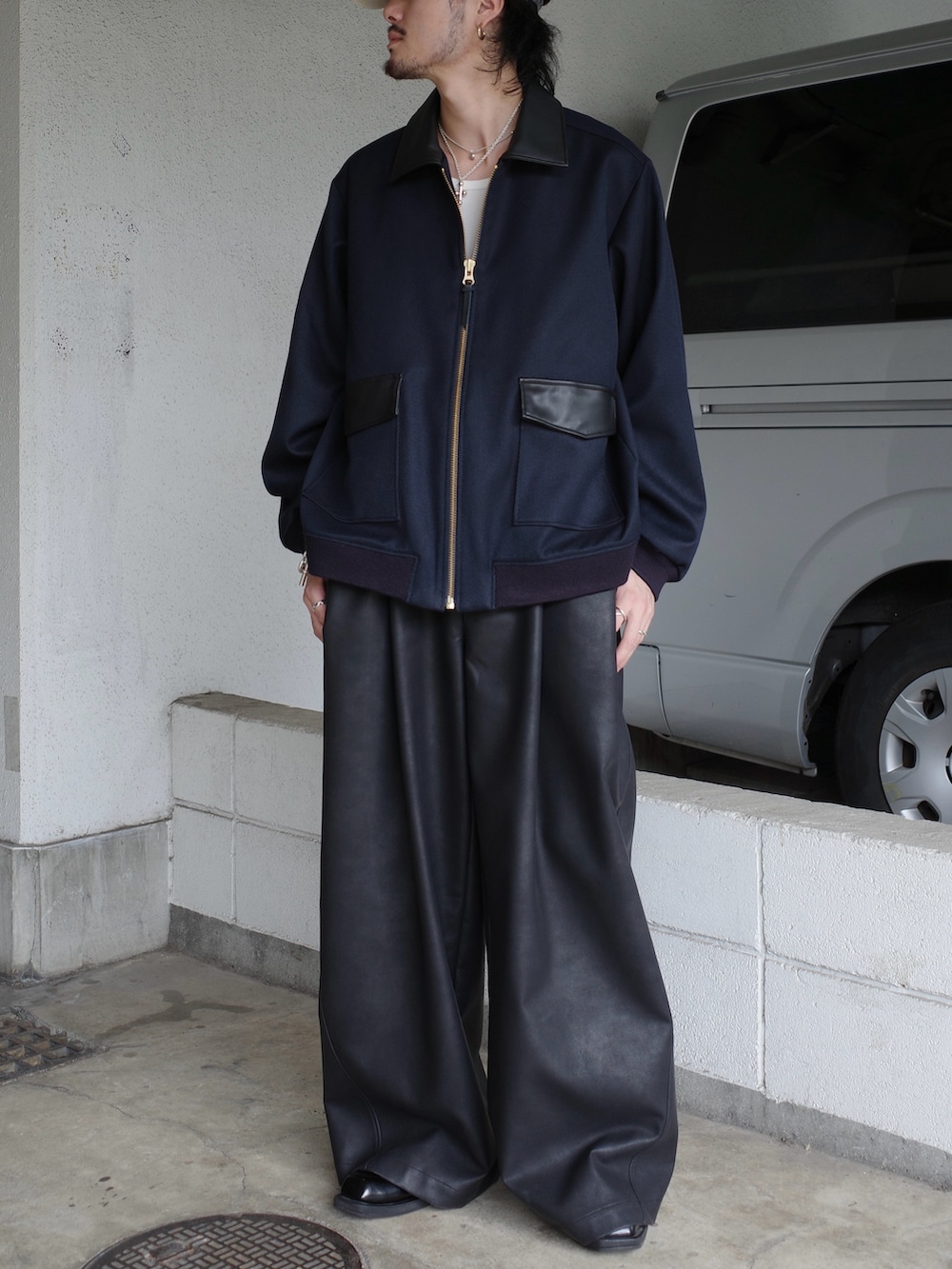 ブルー系のブルゾン、ブラック系のその他パンツを着用したメンズの秋コーディネートの3枚目の写真