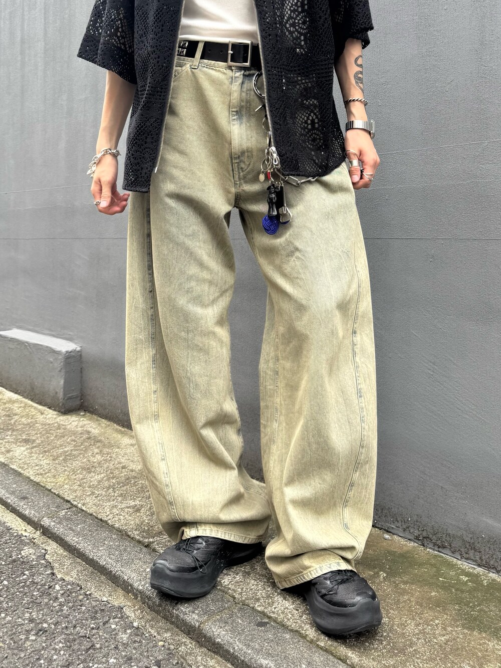 ブラック系のシャツ/ブラウス、グリーン系のデニムパンツを着用したメンズの夏コーディネートの4枚目の写真