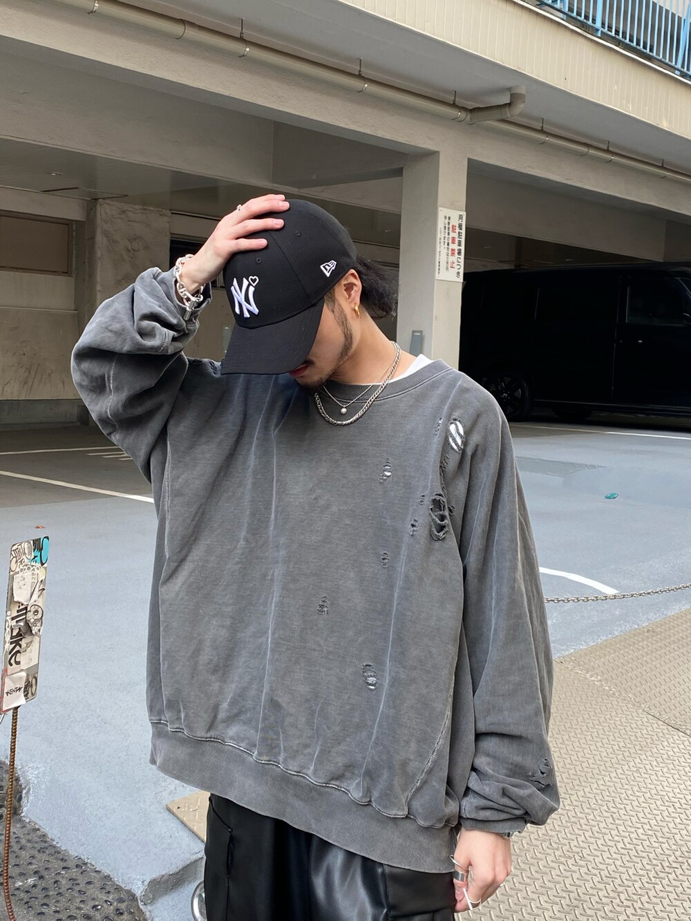 グレー系のスウェット、ブラック系のカーゴパンツを着用したメンズの冬コーディネートの2枚目の写真