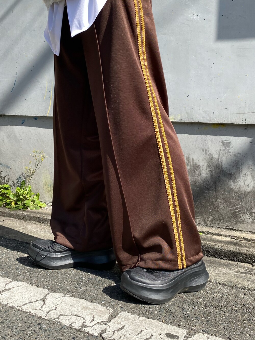 ブラック系のブルゾン、ホワイト系のシャツ/ブラウス、ブラウン系のその他パンツを着用したメンズの冬コーディネートの3枚目の写真