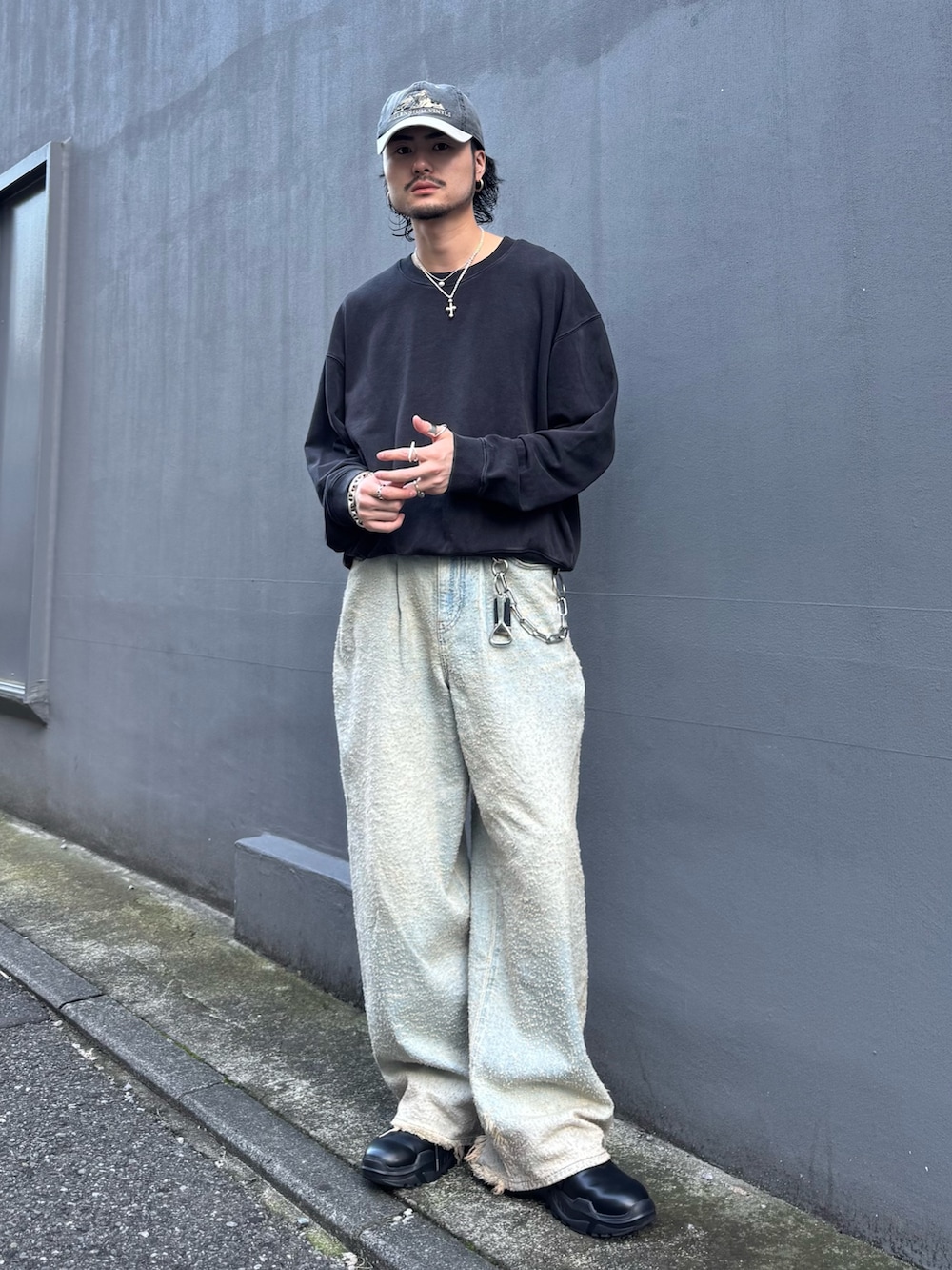 ブラック系のスウェット、ブラック系のその他シューズ、ブルー系のデニムパンツを着用したメンズの秋コーディネートの2枚目の写真