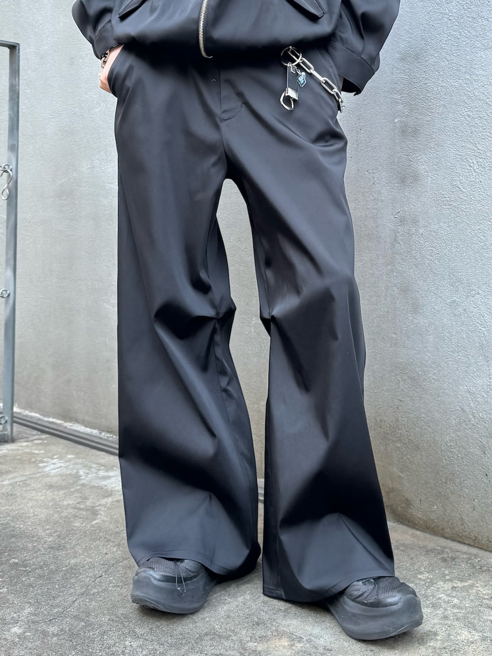 ブラック系のその他パンツ、ブラック系のブルゾン、グレー系のスウェットを着用したメンズの春コーディネートの4枚目の写真