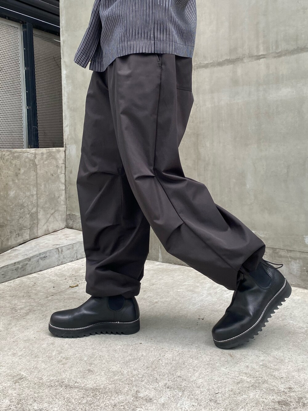 ブラック系のシャツ/ブラウス、ブラック系のその他パンツ、ブラック系のTシャツ/カットソーを着用したメンズの春コーディネートの5枚目の写真