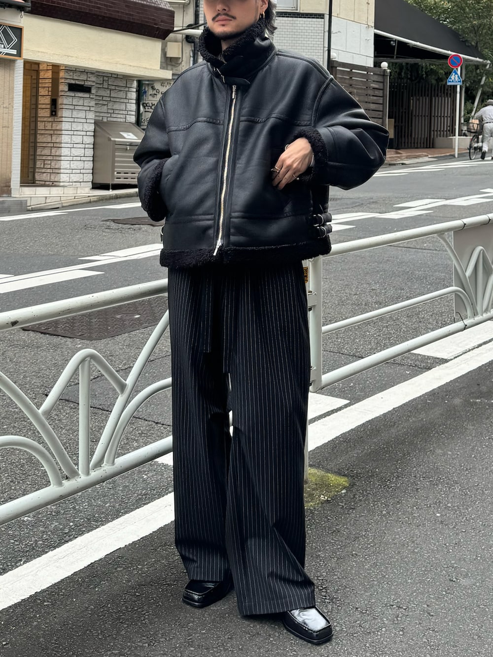 ブラック系のブルゾン、ブラック系のその他パンツ、ブラック系のローファーを着用したメンズの秋コーディネートの2枚目の写真