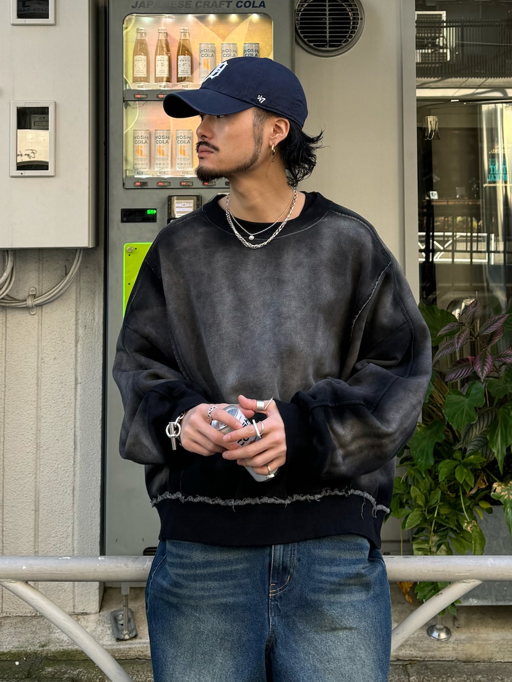 ブラック系のTシャツ/カットソー、ブルー系のデニムパンツ、ブラック系のブーツを着用したメンズの冬コーディネートの3枚目の写真