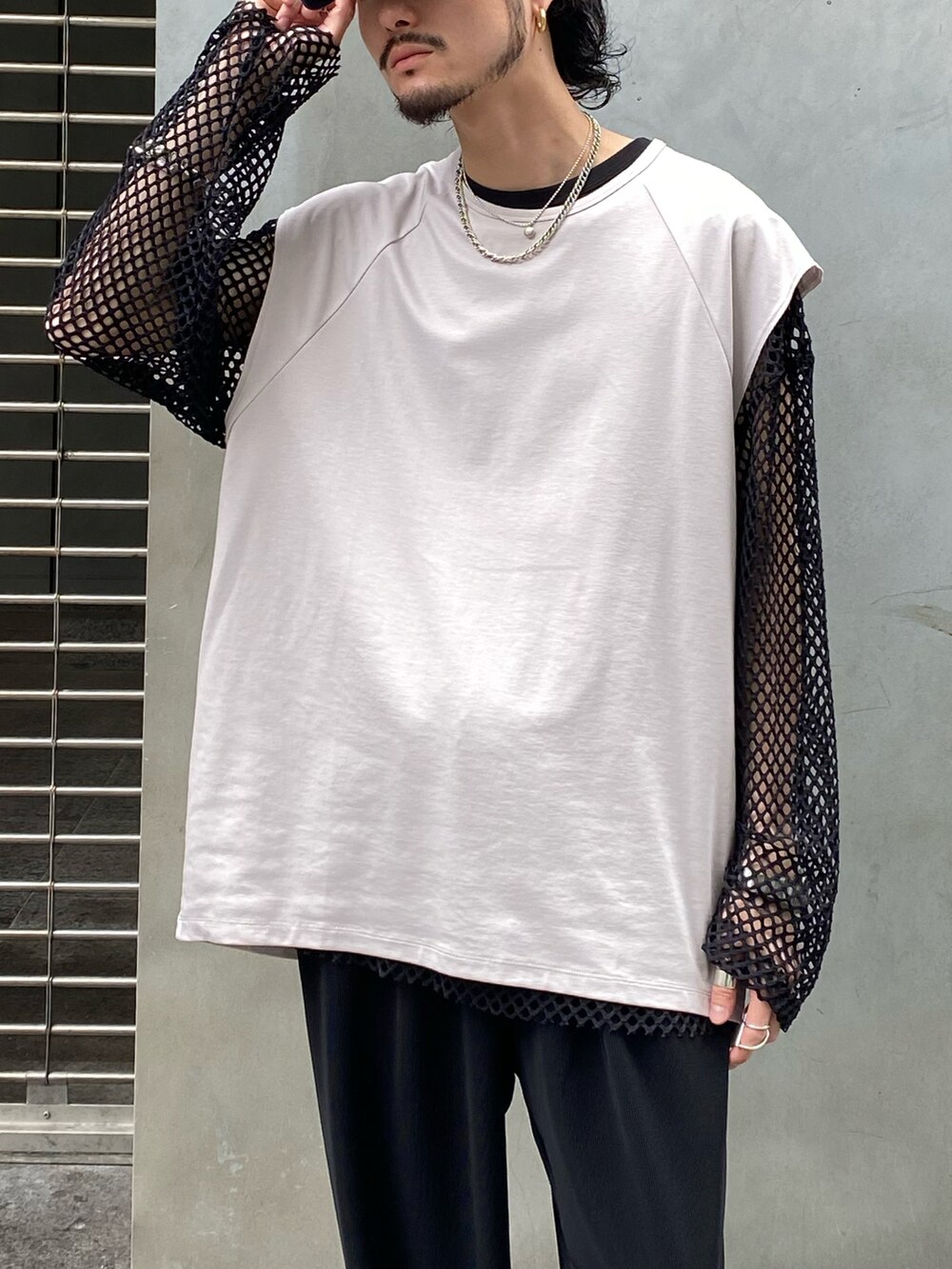 グレー系のTシャツ/カットソー、ブラック系のその他パンツ、ブラック系のTシャツ/カットソーを着用したメンズの春コーディネートの3枚目の写真
