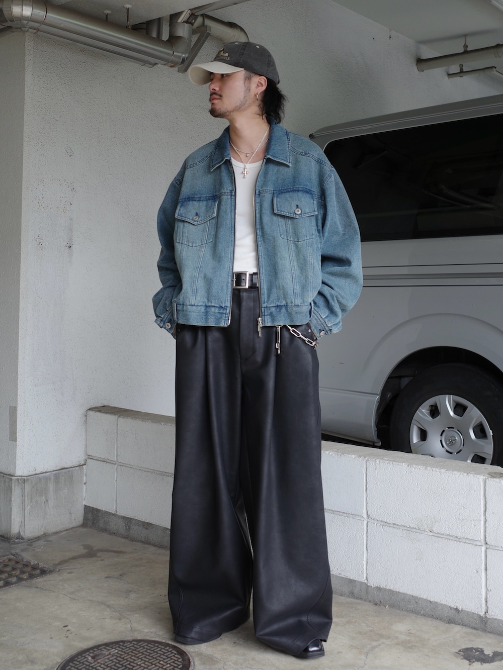 ブルー系のデニムジャケット、ブラック系のその他パンツを着用したメンズの秋コーディネートの2枚目の写真