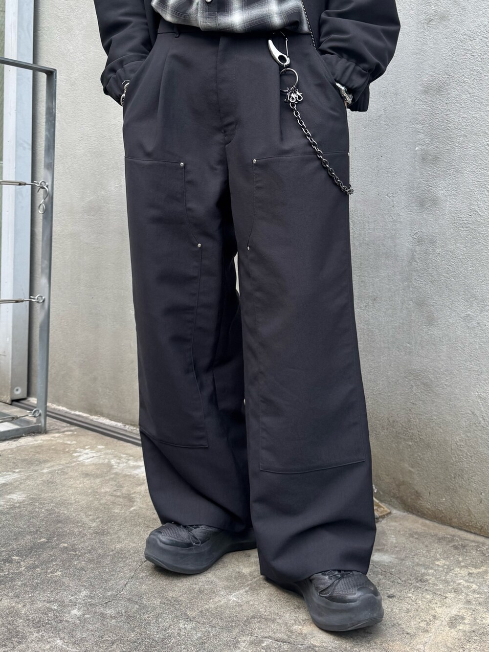 ブラック系のその他パンツ、ブラック系のシャツ/ブラウス、ブラック系のブルゾンを着用したメンズの春コーディネートの5枚目の写真