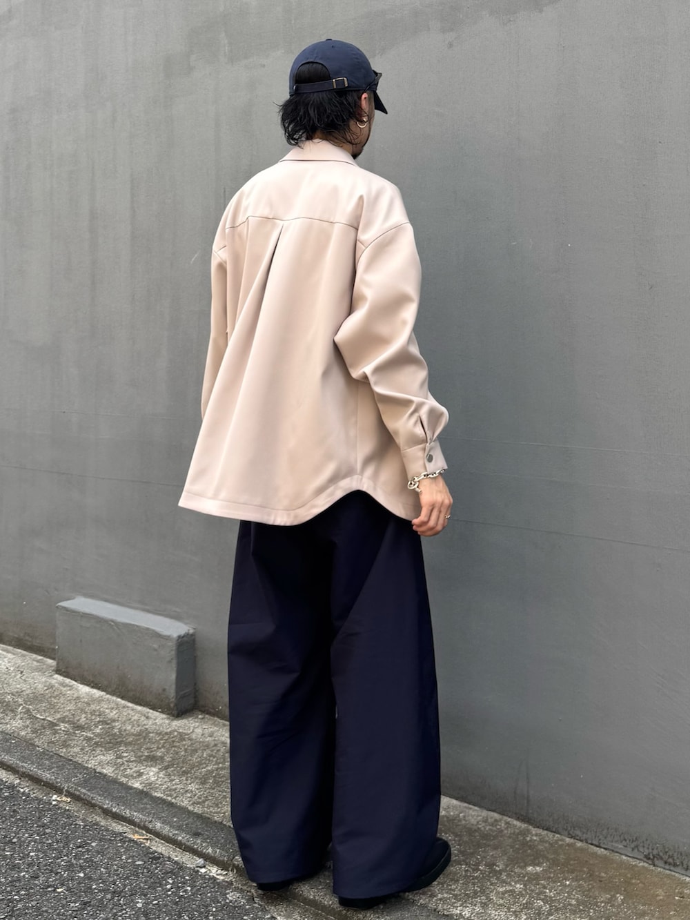 ベージュ系のシャツ/ブラウス、ブルー系のスラックス、シルバー系のウォレットチェーンを着用したメンズの秋コーディネートの4枚目の写真