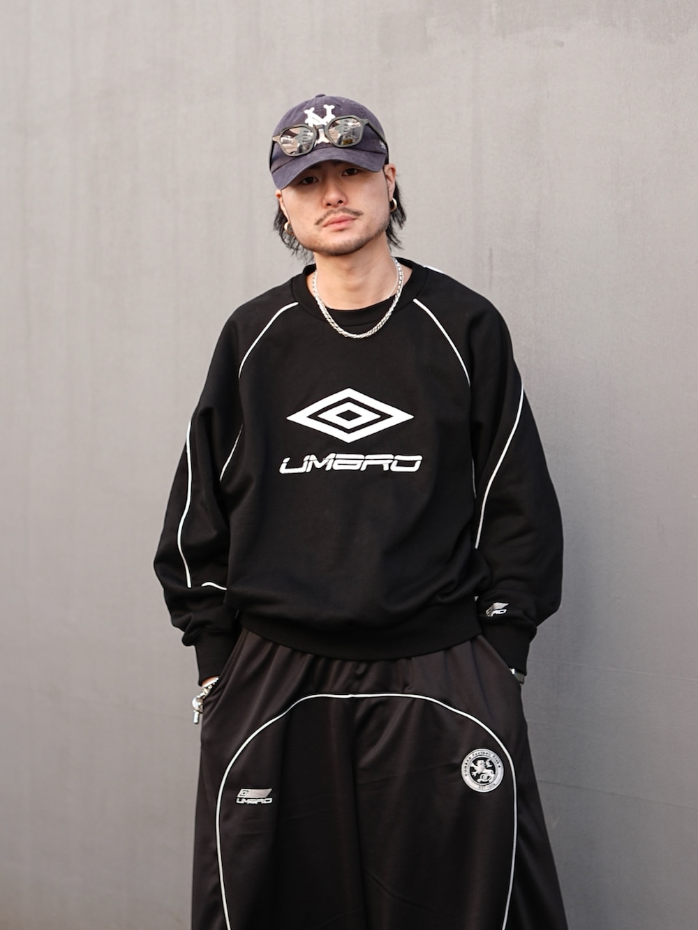 ブラック系のスウェット、ブラック系のその他パンツを着用したメンズの冬コーディネートの4枚目の写真