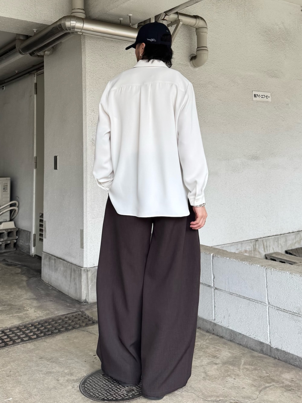 ホワイト系のシャツ/ブラウス、グレー系のスラックスを着用したメンズの冬コーディネートの3枚目の写真