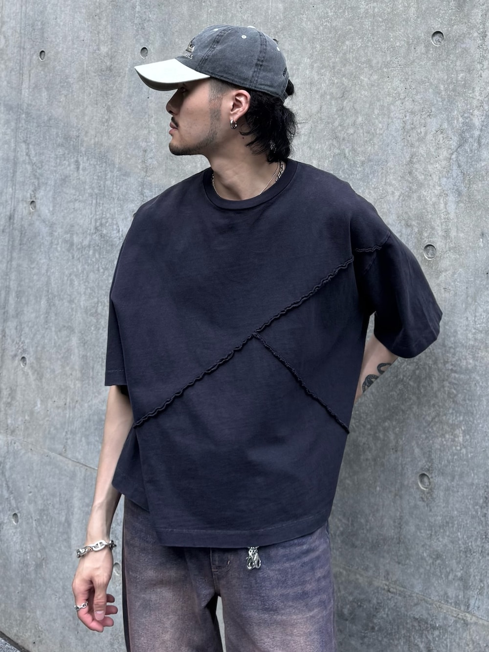 グレー系のTシャツ/カットソー、ブルー系のデニムパンツを着用したメンズの夏コーディネートの4枚目の写真