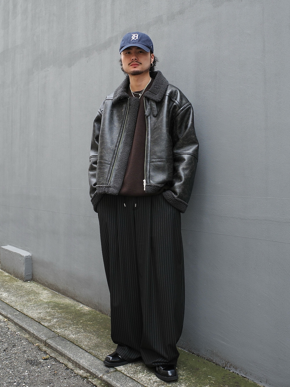 ブラック系のブルゾン、ブラック系のスラックスを着用したメンズの秋コーディネートの2枚目の写真