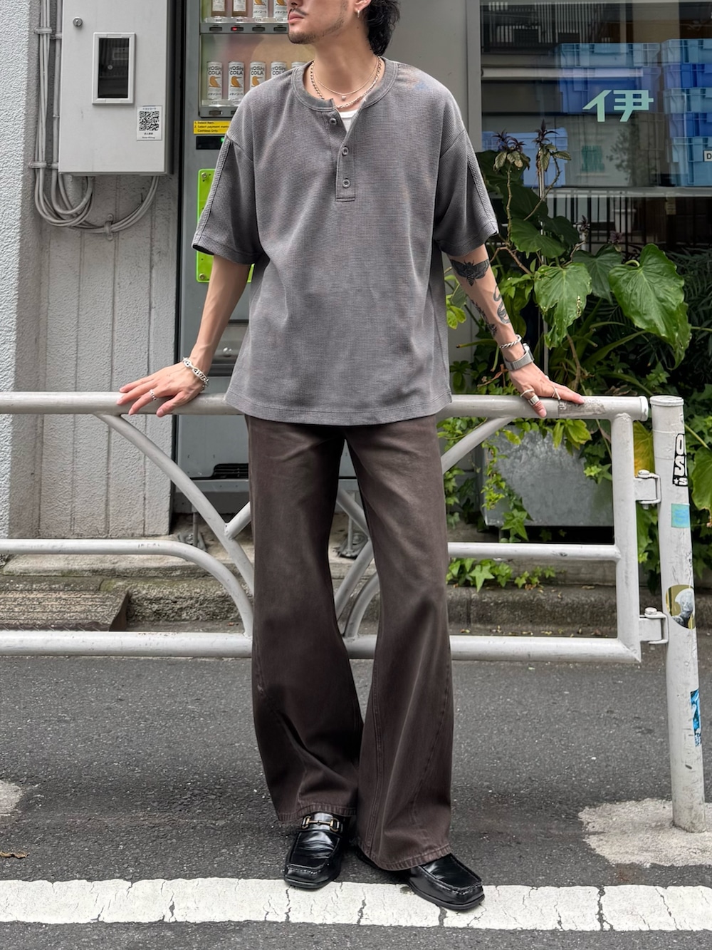 グレー系のTシャツ/カットソー、ブラウン系のデニムパンツを着用したメンズの夏コーディネートの2枚目の写真