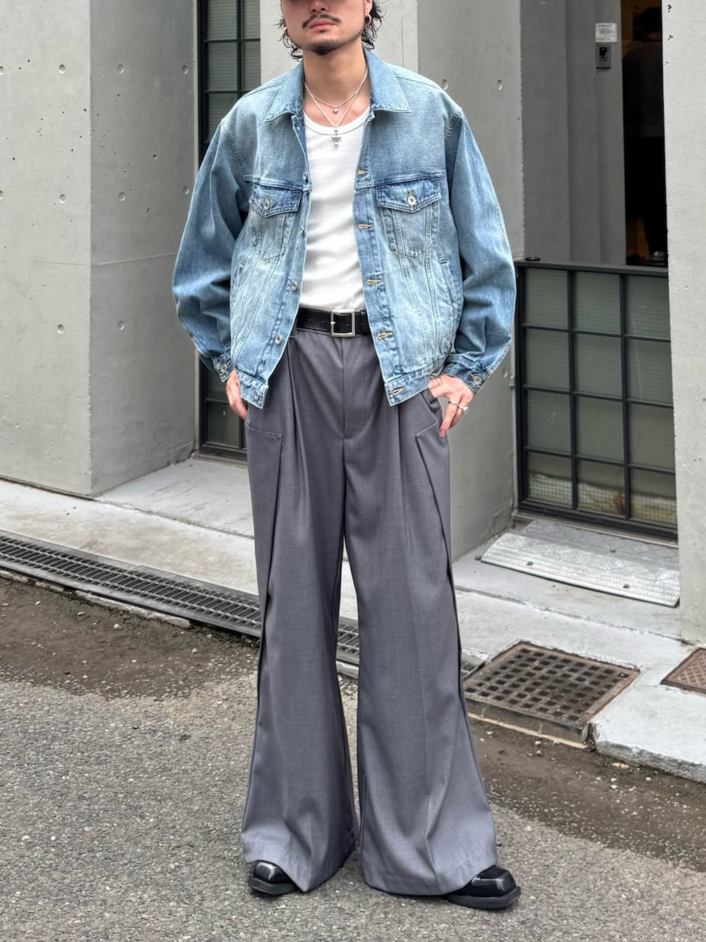 ブルー系のデニムジャケット、グレー系のスラックスを着用したメンズの秋コーディネートの3枚目の写真