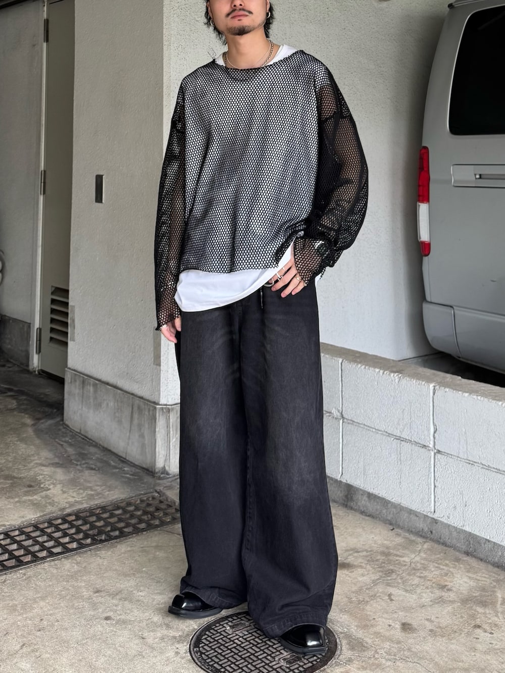 ブラック系のTシャツ/カットソー、ブラック系のデニムパンツ、ホワイト系のTシャツ/カットソーを着用したメンズの夏コーディネートの2枚目の写真