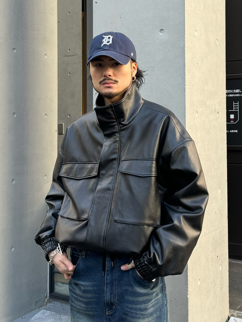 ブラック系のブルゾン、ブルー系のデニムパンツ、ブラック系のブーツを着用したメンズの冬コーディネートの4枚目の写真