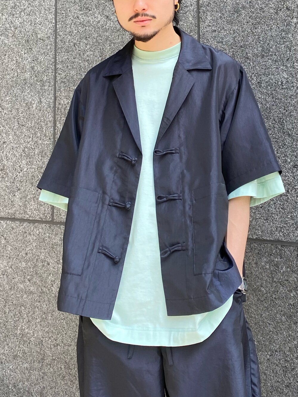 ブルー系のシャツ/ブラウス、ブルー系のその他パンツ、ブラック系のドレスシューズを着用したメンズの春コーディネートの4枚目の写真