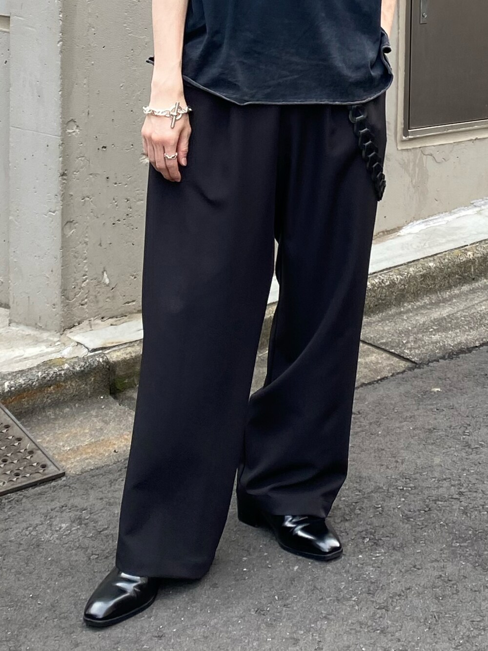 ブラック系のTシャツ/カットソー、ブラック系のその他パンツを着用したメンズの春コーディネートの3枚目の写真