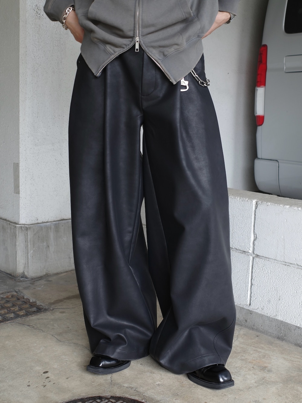 グレー系のパーカー、ブラック系のその他パンツを着用したメンズの秋コーディネートの7枚目の写真