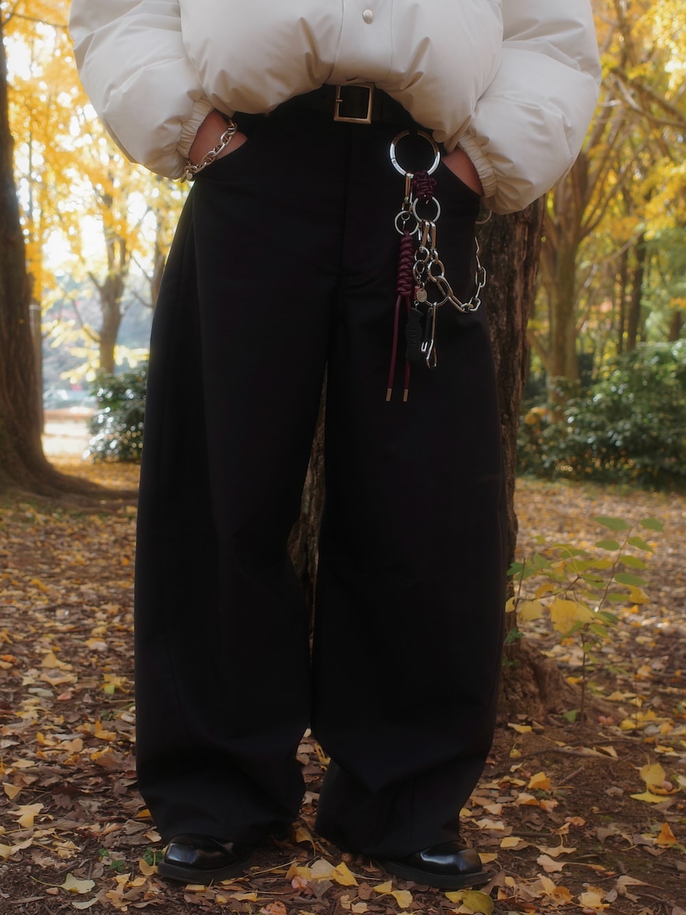 ホワイト系のダウンジャケット/コート、ブラック系のスラックスを着用したメンズの冬コーディネートの6枚目の写真