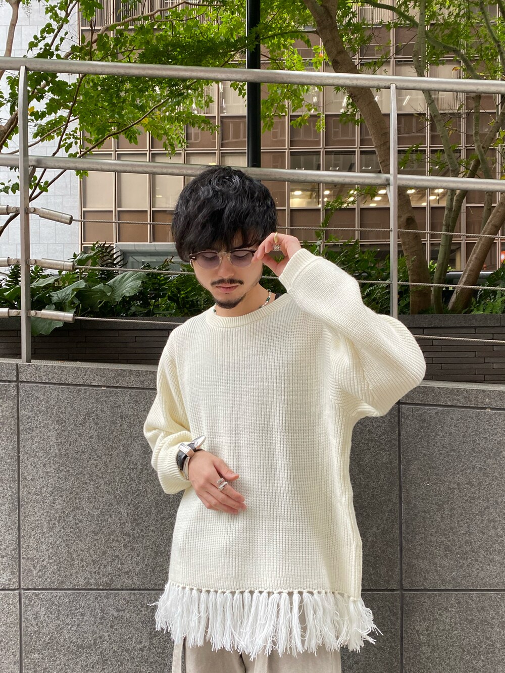 ホワイト系のニット/セーター、ベージュ系のデニムパンツを着用したメンズの冬コーディネートの3枚目の写真