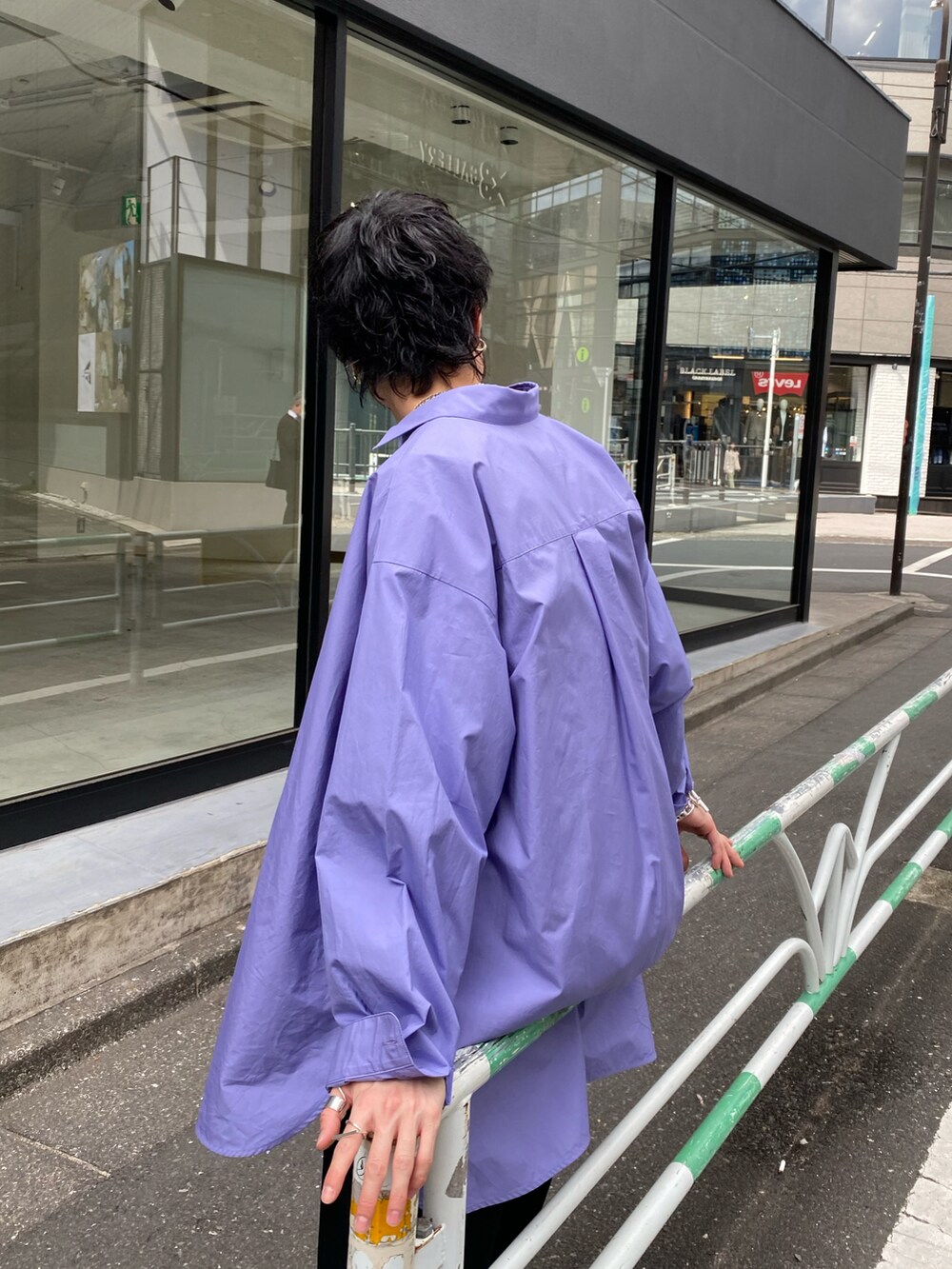 パープル系のシャツ/ブラウス、ブラック系のスラックス、ブラック系のTシャツ/カットソーを着用したメンズの春コーディネートの3枚目の写真