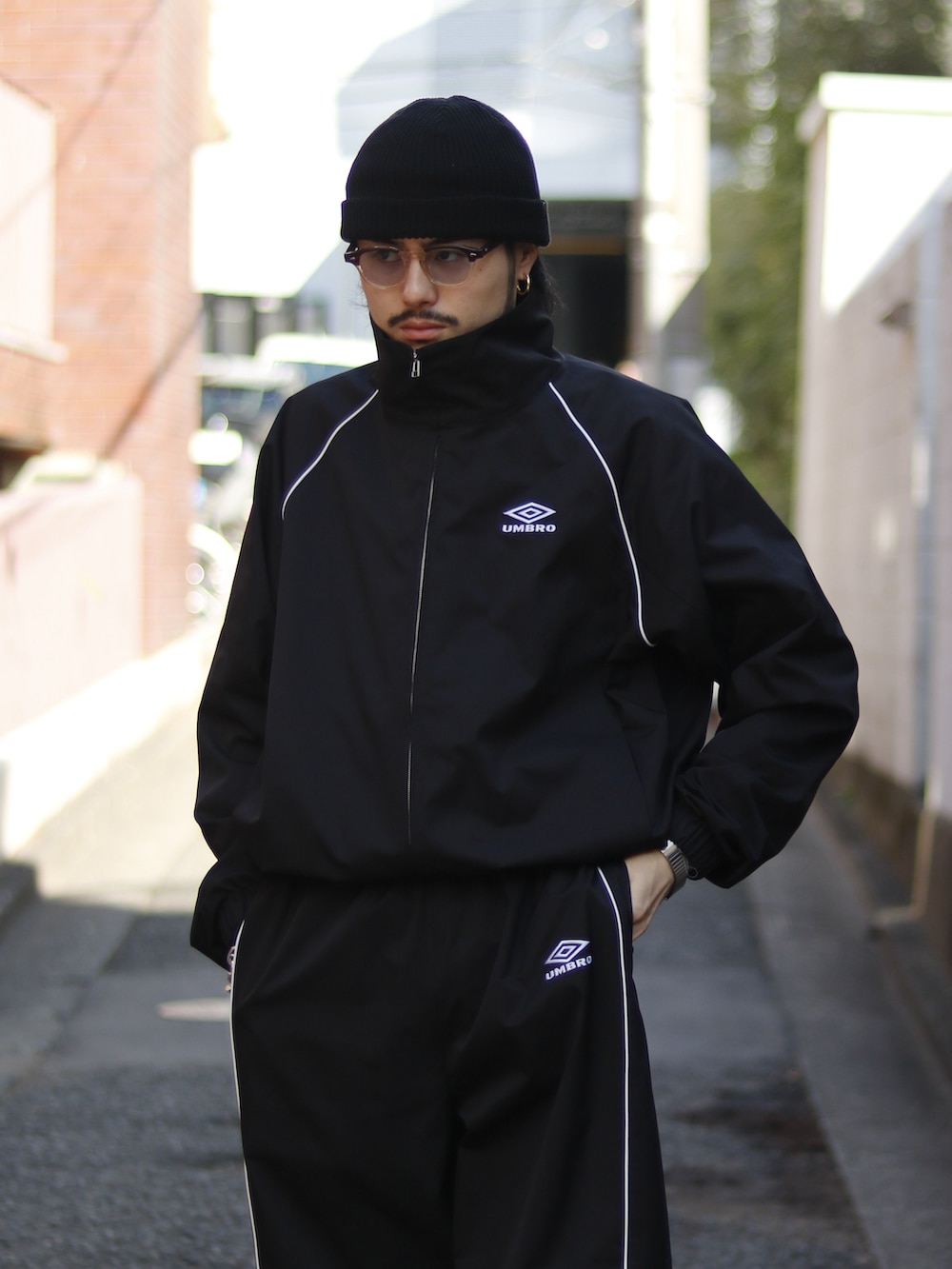 ホワイト系のブルゾン、ホワイト系のその他パンツを着用したメンズの冬コーディネートの3枚目の写真