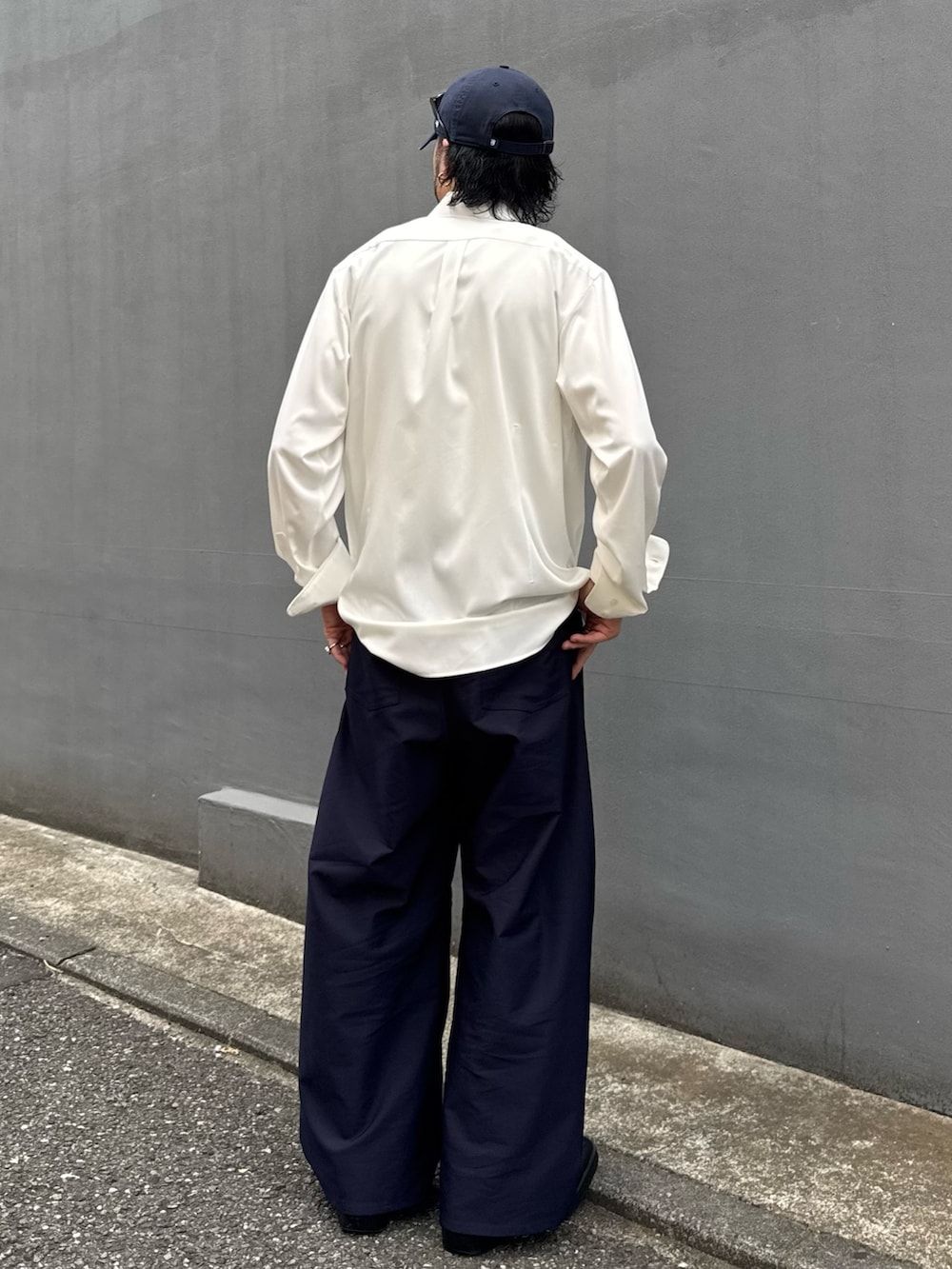 ホワイト系のシャツ/ブラウス、ブルー系のスラックス、シルバー系のウォレットチェーンを着用したメンズの夏コーディネートの4枚目の写真