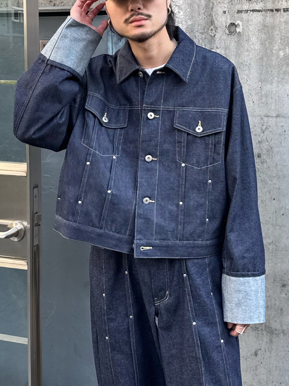 ブルー系のデニムジャケット、ブルー系のデニムパンツ、ブラック系のローファーを着用したメンズの冬コーディネートの3枚目の写真