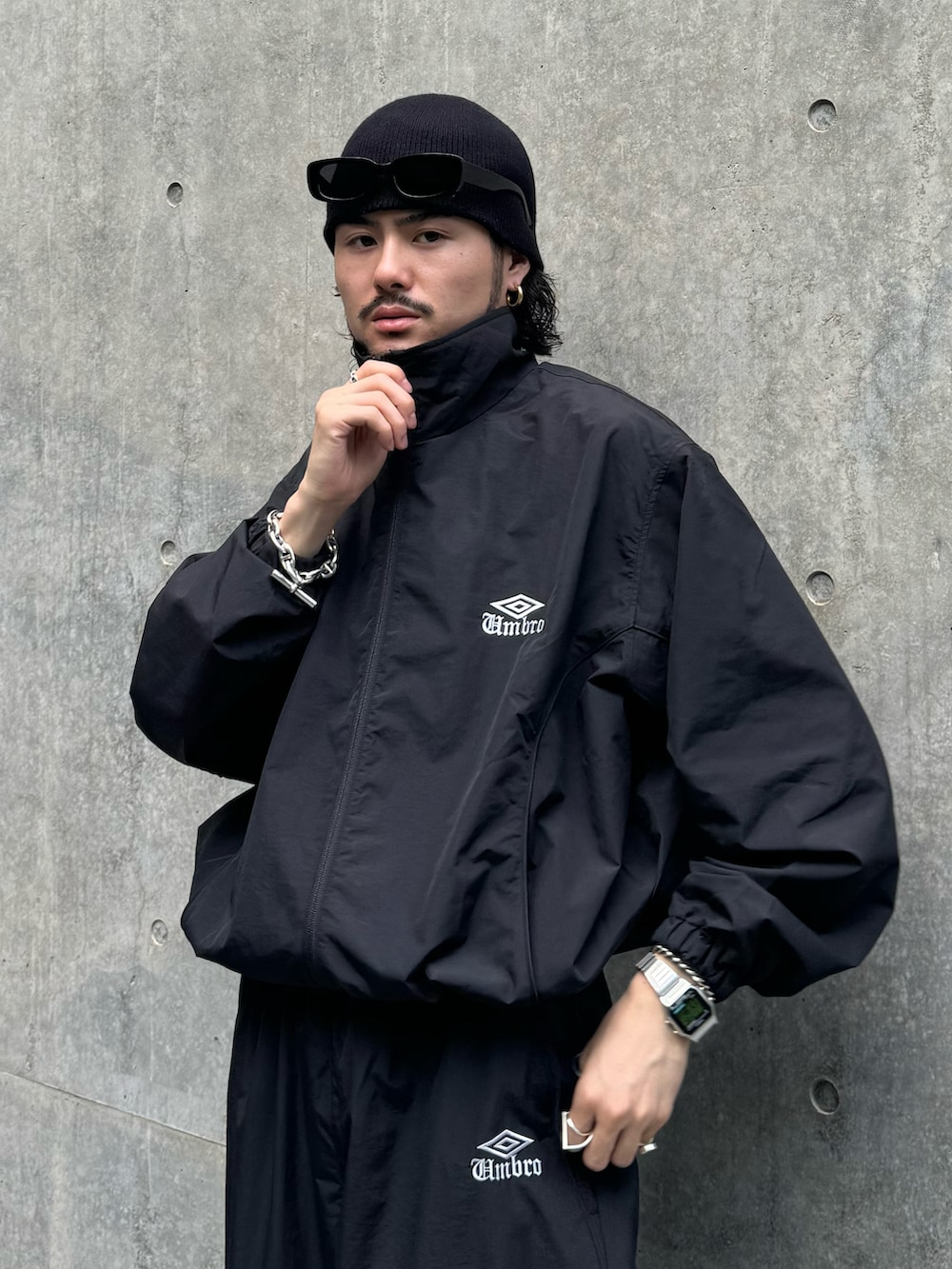 ブラック系のブルゾン、ブラック系のその他パンツを着用したメンズの夏コーディネートの3枚目の写真