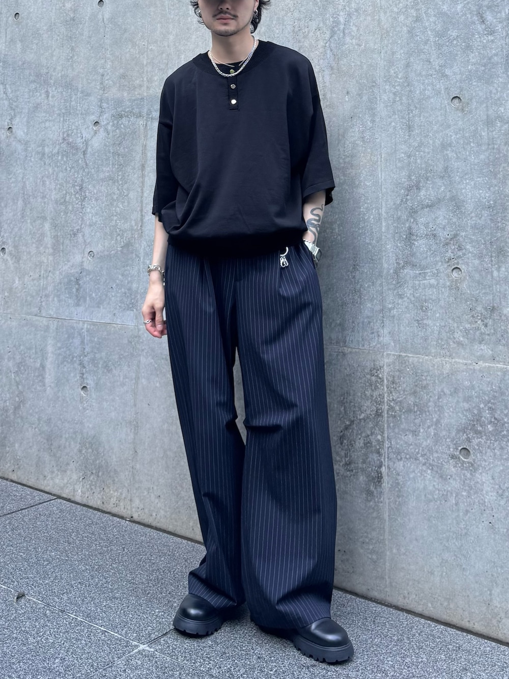 ブラック系のTシャツ/カットソー、ブルー系のスラックス、ブラック系のその他シューズを着用したメンズの夏コーディネートの2枚目の写真