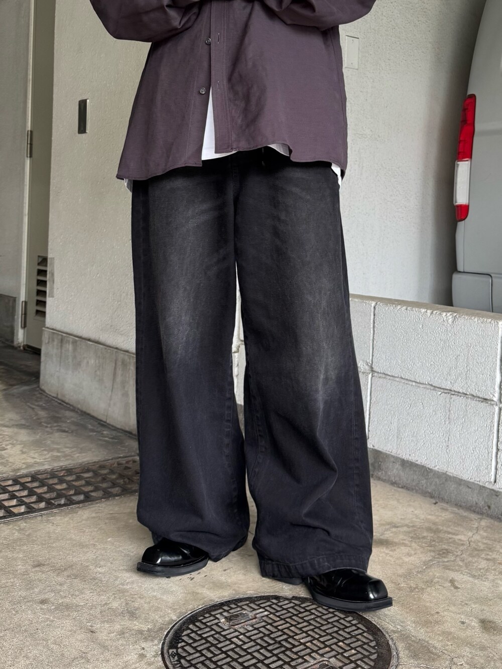 グレー系のシャツ/ブラウス、ブラック系のデニムパンツを着用したメンズの夏コーディネートの5枚目の写真