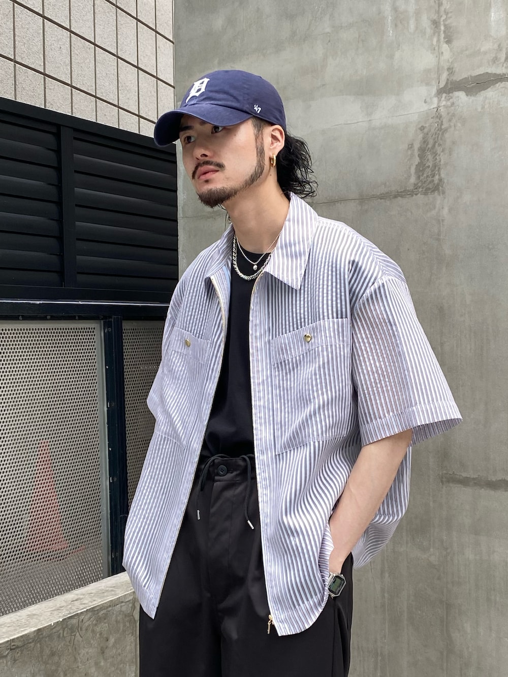 ブルー系のシャツ/ブラウス、ブラック系のその他パンツ、ブラック系のTシャツ/カットソーを着用したメンズの春コーディネートの3枚目の写真