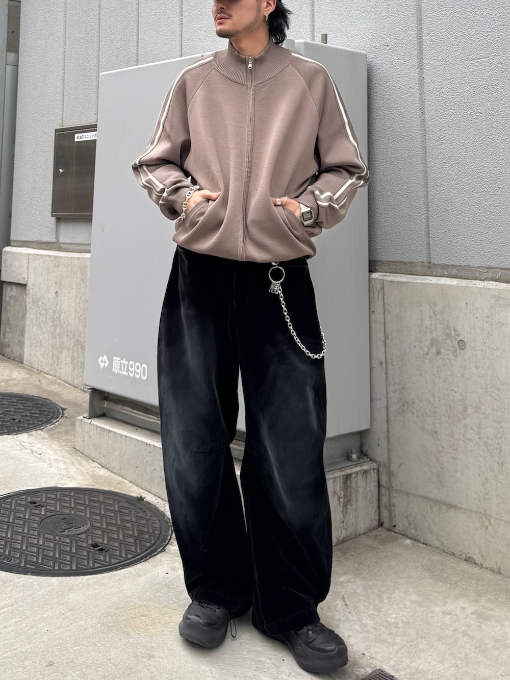 ブラウン系のブルゾン、ブラック系のデニムパンツ、シルバー系のウォレットチェーンを着用したメンズの春コーディネートの5枚目の写真