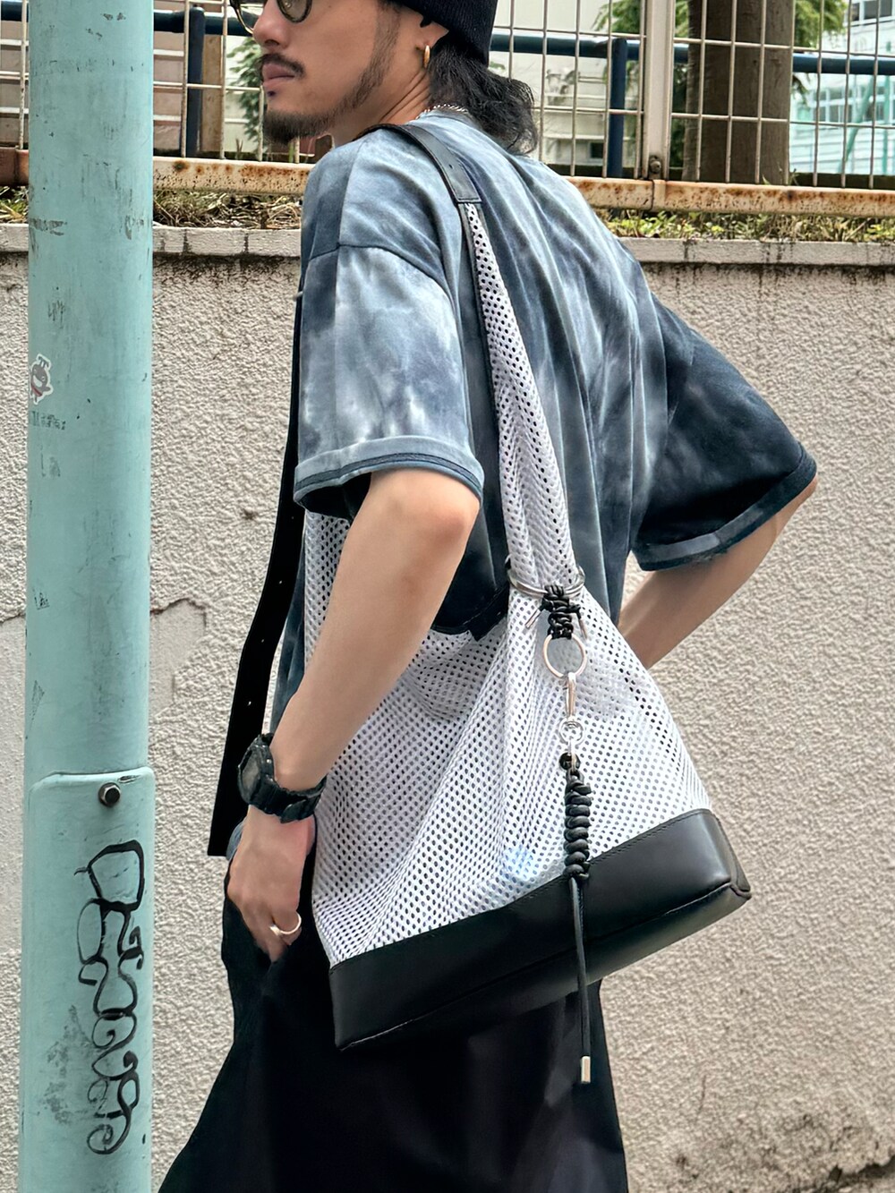 ブルー系のTシャツ/カットソー、ブラック系のその他パンツ、シルバー系のショルダーバッグを着用したメンズの夏コーディネートの2枚目の写真